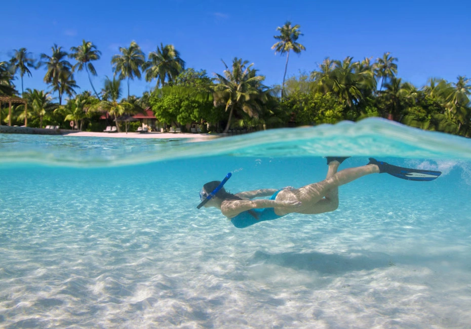 hotel-kurumba-maldives-swiming