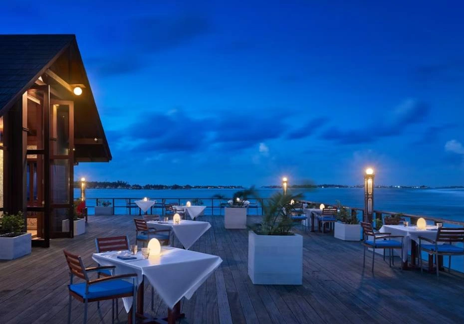 hotel-villa-nautica-in-beach-villa-dining
