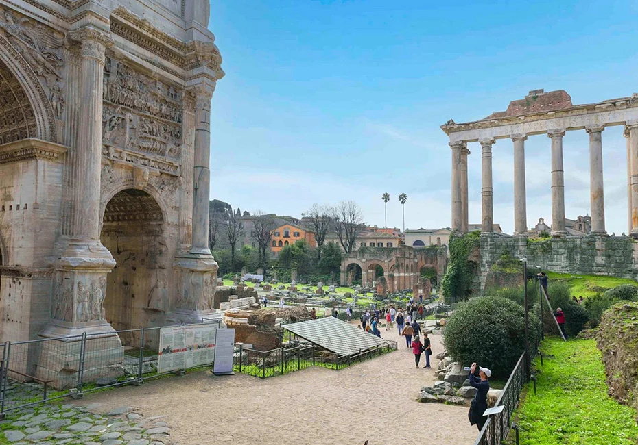 destination-rome-city-break-people
