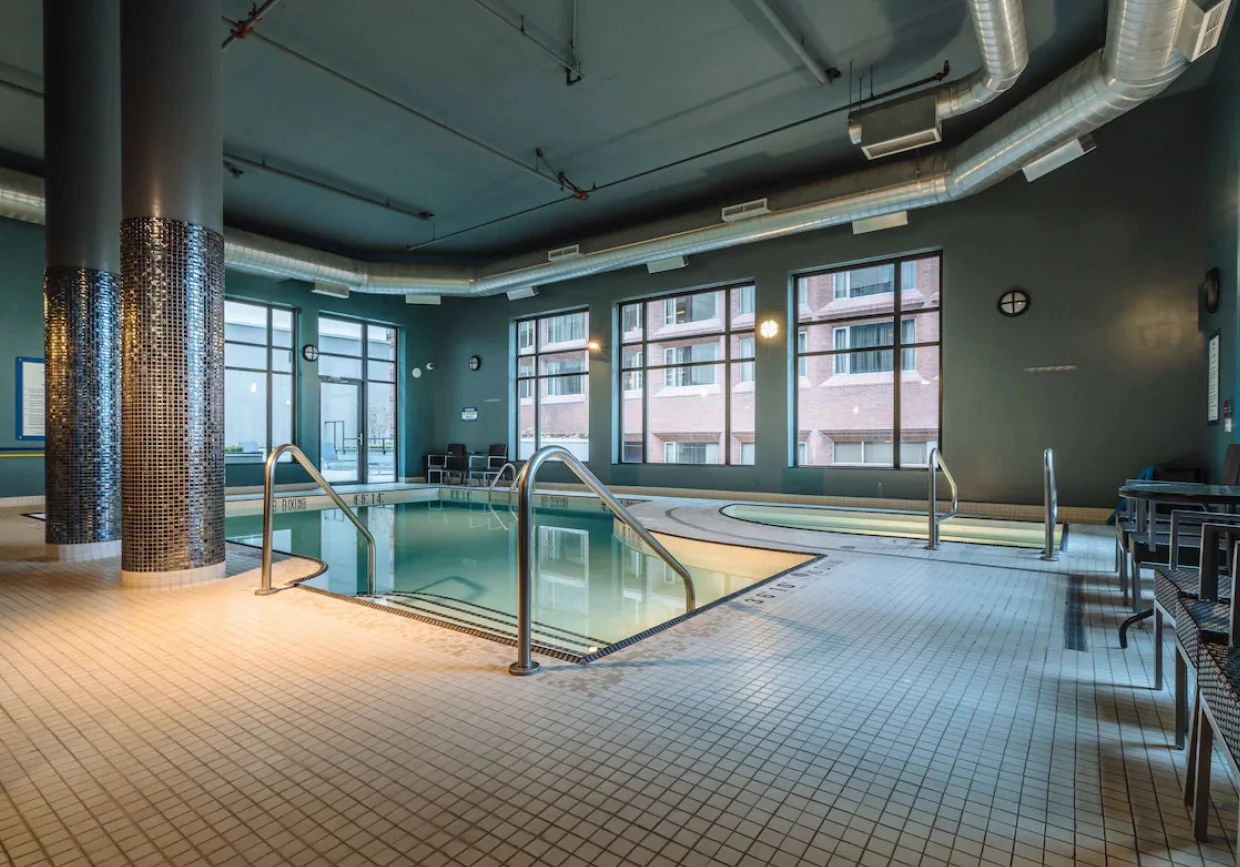 hotel-blu-vancouver-pool