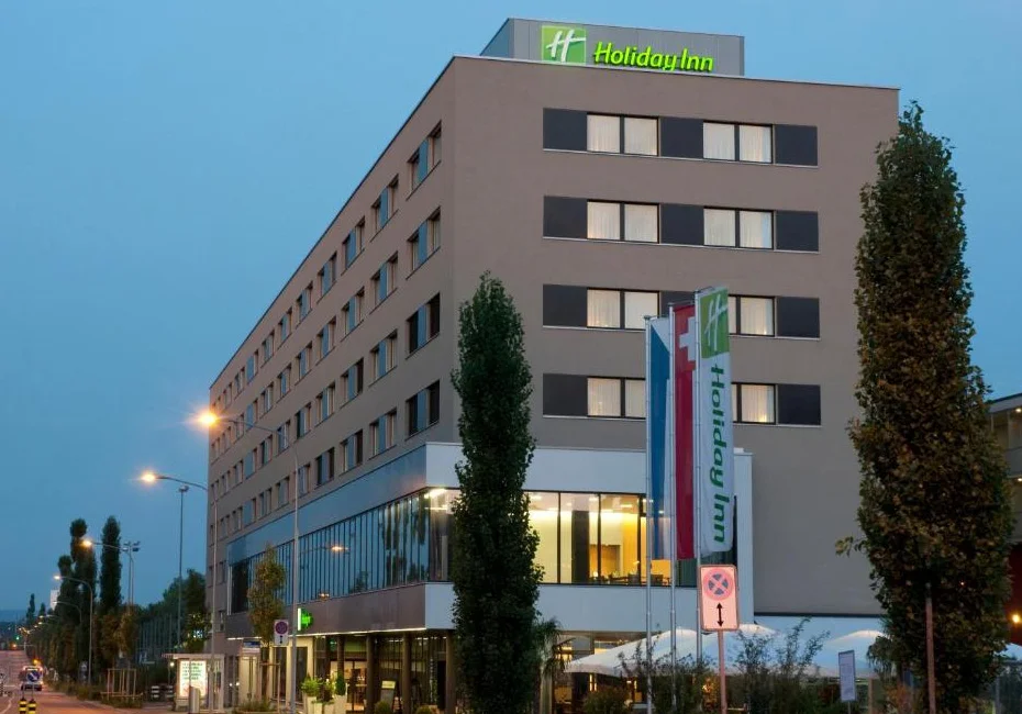 hotel-holiday-inn-zürich-messe-exterior