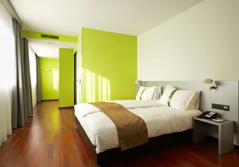 hotel-holiday-inn-zürich-messe-room